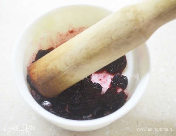 Немного разомните ягоды толкушкой.