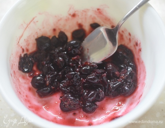 Добавьте ванильный сахар, корицу и имбирь. Перемешайте.