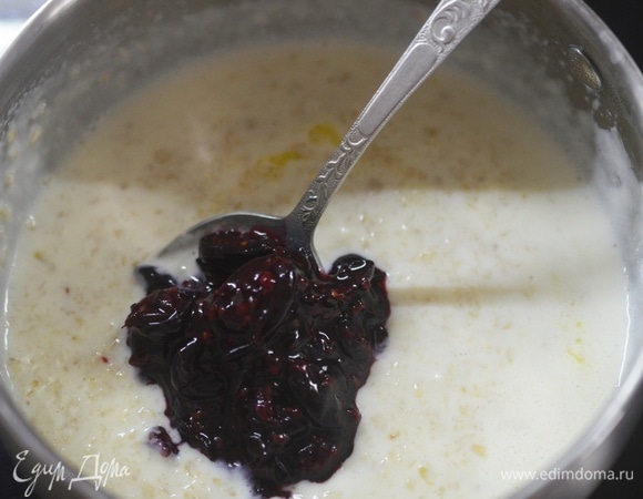 Добавьте сливочное масло, пряную смородину. Перемешайте.