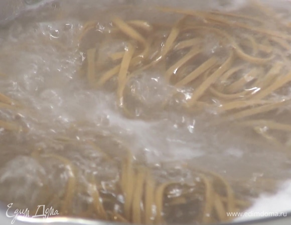 Лапшу отварить согласно инструкции на упаковке, откинуть на дуршлаг и промыть холодной водой.