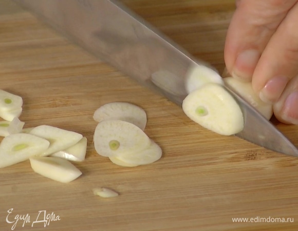 Чеснок почистить и мелко порубить.