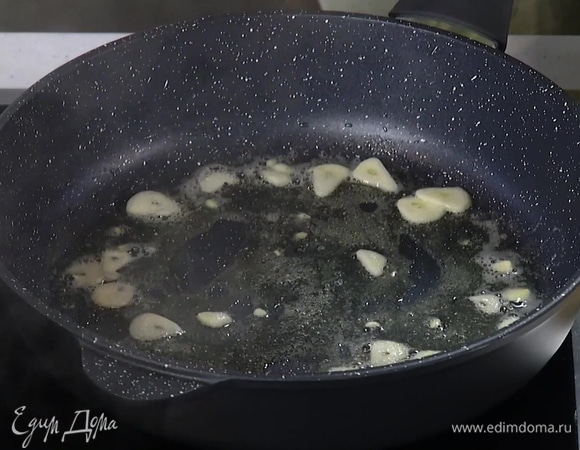 Разогреть в сковороде растительное масло и слегка обжарить чеснок.