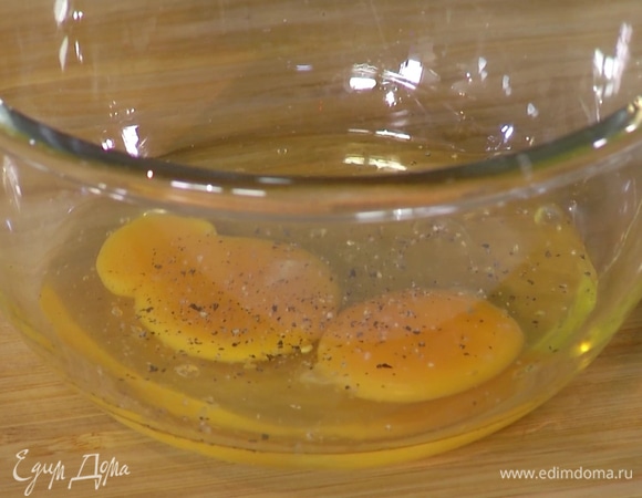 Яйца слегка взбить вилкой, посолить, поперчить и вмешать в лапшу.