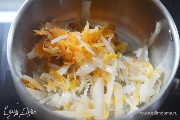 Квашеную капусту немного нарежьте, потушите до мягкости с добавлением масла.