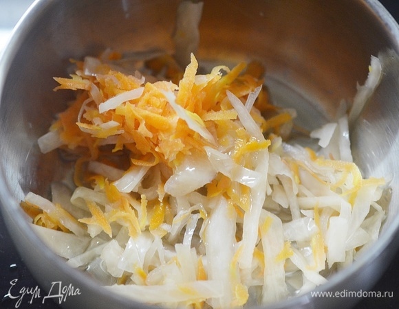 Квашеную капусту немного нарежьте, потушите до мягкости с добавлением масла.