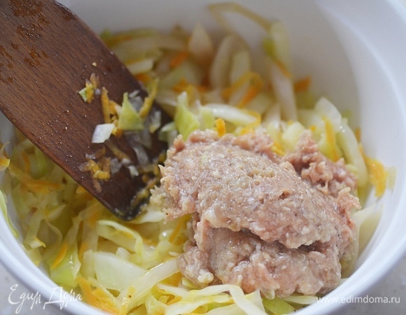 Добавьте фарш. Он может быть любым: и мясным, и из птицы.