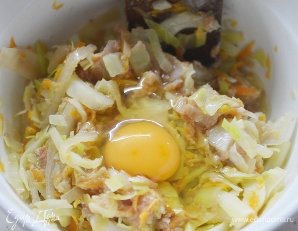 Добавьте яйцо.