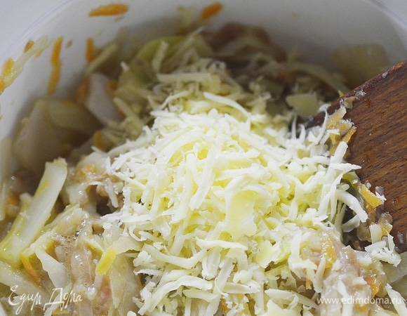 Добавьте натертый сыр. При необходимости посолите. Но учитывайте, что и капуста, и сыр уже соленые.