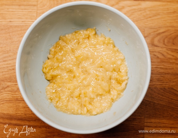 Три банана размять вилкой до состояния пюре.