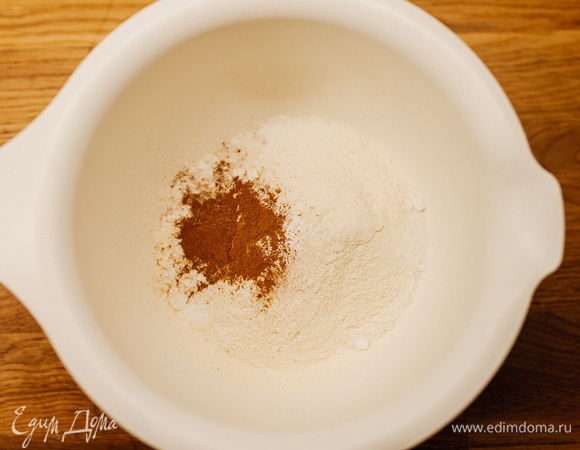 В чаше просеять муку, разрыхлитель, соду и корицу.