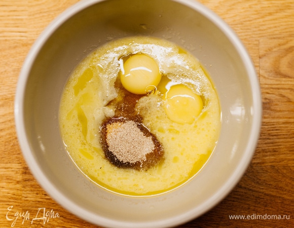 В другой чаше смешать растопленное сливочное масло, коричневый сахар, яйца и ванильный экстракт.