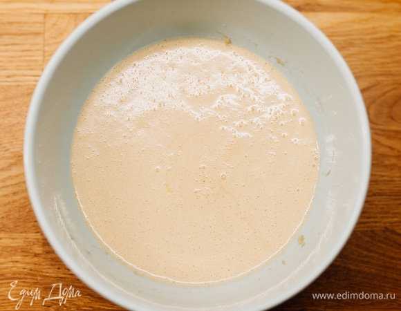 Добавить бананы и взбить миксером.