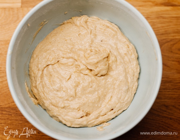 Тщательно перемешать. В тесто можно добавлять сухофрукты, орехи или шоколад.