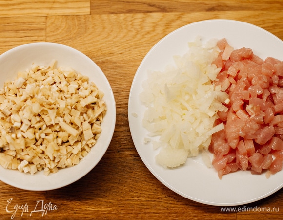 Лук, куриное филе и ножки от грибов мелко нарезать.