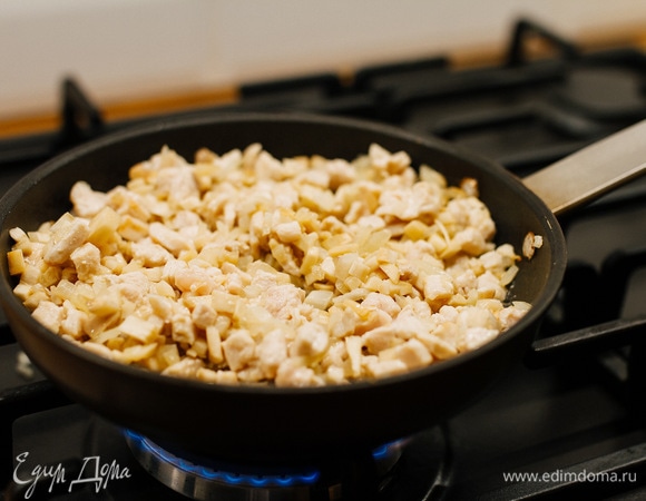 Обжарить на растительном масле, добавить соль, перец по вкусу.