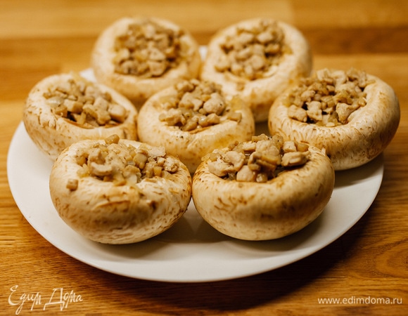 Нафаршировать грибы.