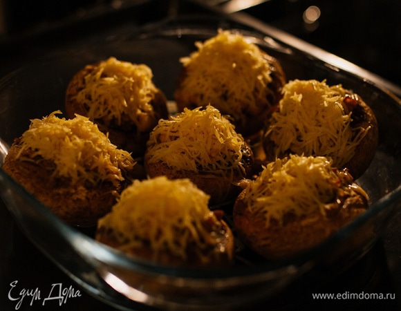 Затем посыпать тертым сыром и запекать еще 5 минут.