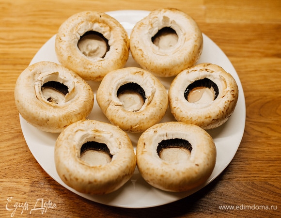 Грибы аккуратно промыть, слегка посолить и отделить ножки.