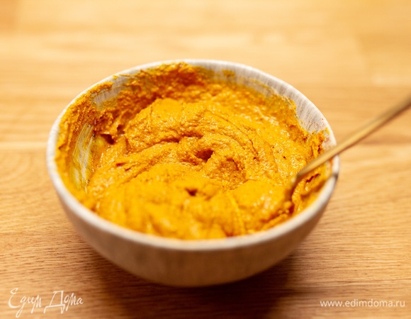 Для маринада смешать сметану, куркуму, паприку, чеснок, имбирь, 1 ст. л. меда, соль и перец.