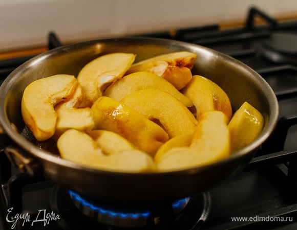 В сковороде растопить сливочное масло, слегка обжарить айву, в конце добавить пару столовых ложек меда.