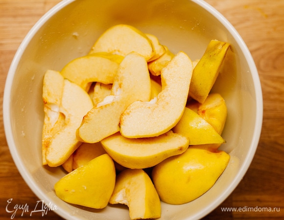 Айву помыть, очистить от семечек и нарезать крупными дольками, полить лимонным соком.