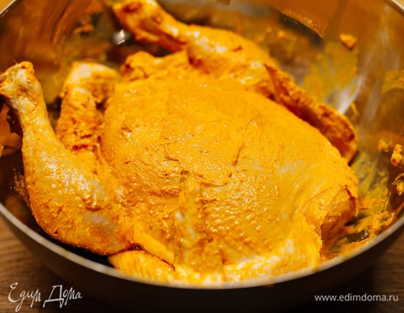 Хорошо смазать курицу маринадом, внутри слегка натереть солью и оставить на час-полтора.