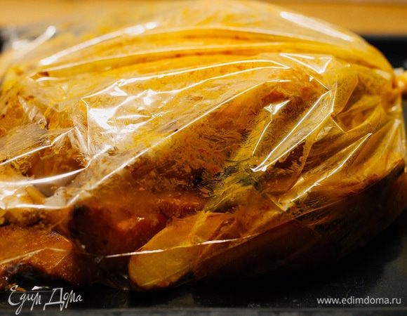 Курицу и айву выложить в пакет для запекания. Поставить в духовку, разогретую до 180°C, на час или чуть больше. За 20 минут до готовности раскрыть пакет, чтобы курица подрумянилась.