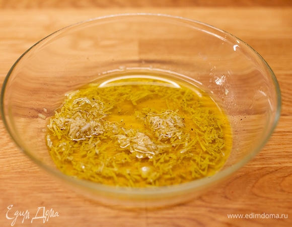 Чеснок натереть на мелкой терке и добавить к оливковому маслу, посолить, поперчить по вкусу. Подогреть в микроволновке несколько секунд.