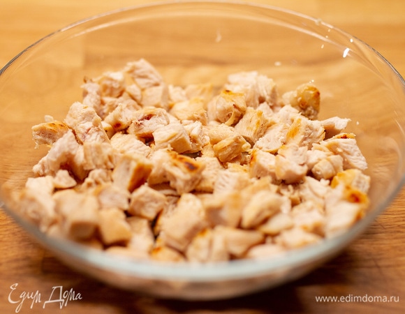 Филе курицы поджарить, посолить и нарезать кусочками.