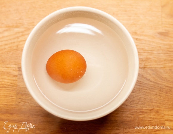 Яйцо положить в чашу и залить кипятком, подержать две минуты. Таким образом оно не сварится, но продезинфицируется.