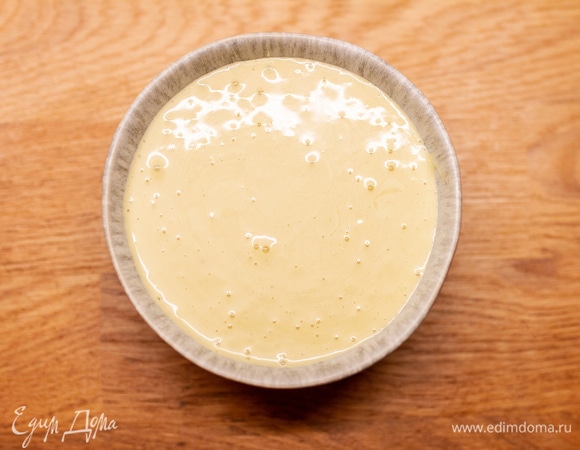 Для заправки взбить блендером подготовленное яйцо, пармезан (20 г), горчицу, сахар, соль, масло и измельченный чеснок.