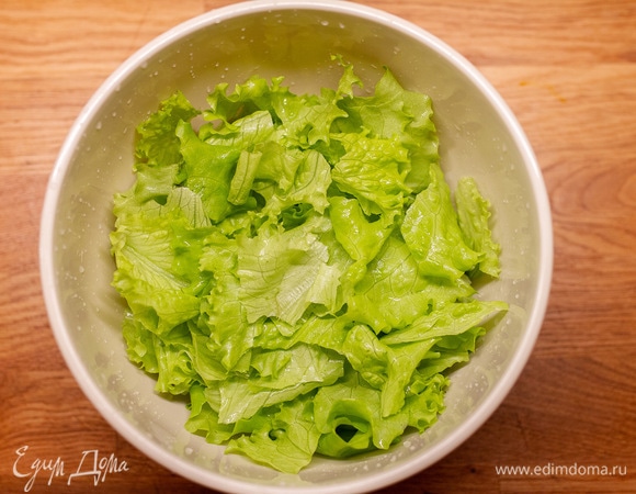 Порвать листья салата и выложить в чашу.