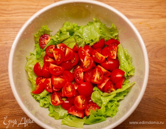 Добавить нарезанные четвертинками помидоры черри.