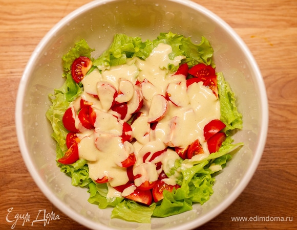 Залить заправкой (оставить немного для подачи).