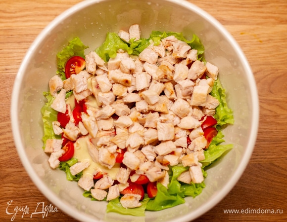 Добавить кусочки курицы и перемешать.