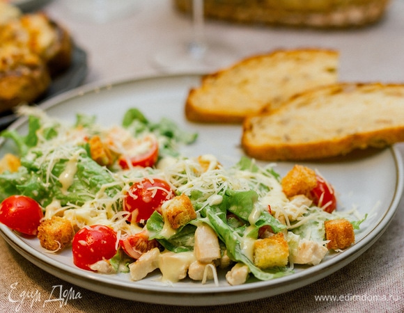 Выложить порционно на тарелки, посыпать сухариками, тертым пармезаном и полить оставшейся заправкой. Приятного аппетита!