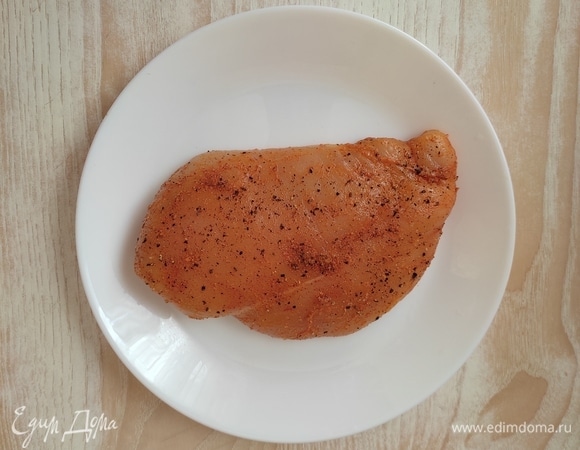 Куриное филе натереть специями и оставить на 10 минут мариноваться. Специи можно взять на ваш вкус, у меня черный молотый перец, паприка, соль. После этого филе запечь или обжарить на сковороде до готовности.