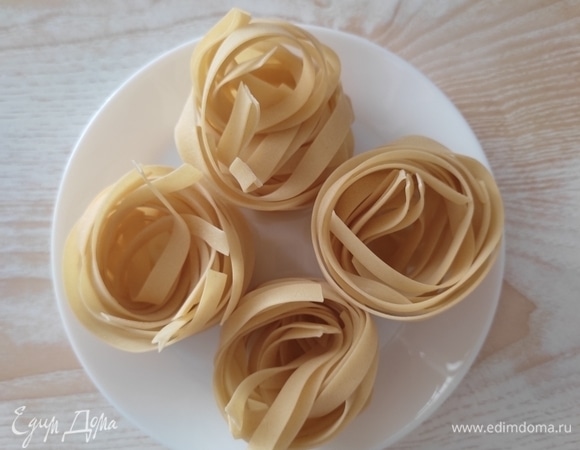 Феттучине можно заменить любой другой пастой. Отварить в подсоленной воде до состояние альденте, оставить несколько ложек воды, в которой варилась паста, остальное слить.