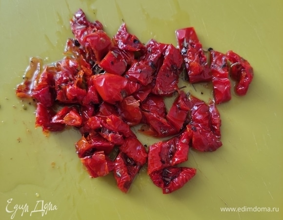 Вяленые помидоры нарезать кусочками.