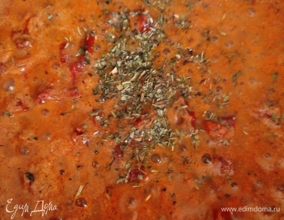 В сковороде разогреваем немного растительного масла, добавляем разрезанные пополам зубчики чеснока и обжариваем пару минут. Как только чеснок станет мягким и отдаст аромат, вынимаем и выбрасываем. В ароматное масло добавляем вяленые помидоры, предварительно измельченные блендером помидоры в собственном соку, сливки, хорошо перемешиваем и тушим соус около 3–5 минут на среднем огне до выпаривания части жидкости. Добавляем специи по вкусу, у меня базилик, орегано.