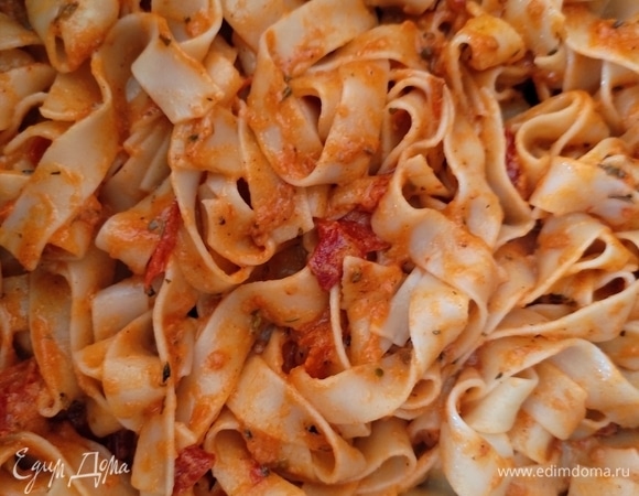 Далее в готовый соус выкладываем пасту, перемешиваем и хорошо прогреваем. Если вдруг соуса получилось мало, можно добавить несколько ложек воды, в которой варилась паста.