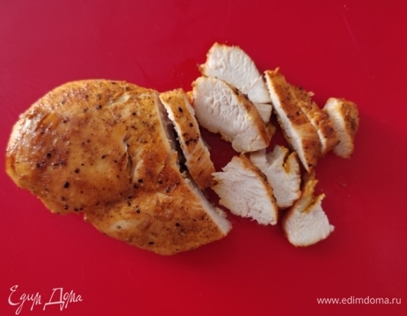 Куриное филе режем произвольными кусочками. Я выкладываю кусочки курицы сверху при подаче, можно добавить в сковороду с соусом.