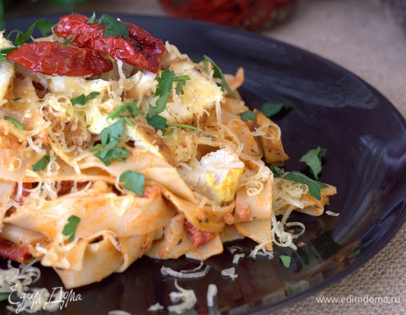 Готовую пасту выкладываем на тарелку, сверху — кусочки курицы, посыпаем тертым сыром и зеленью по желанию. Приятного аппетита!