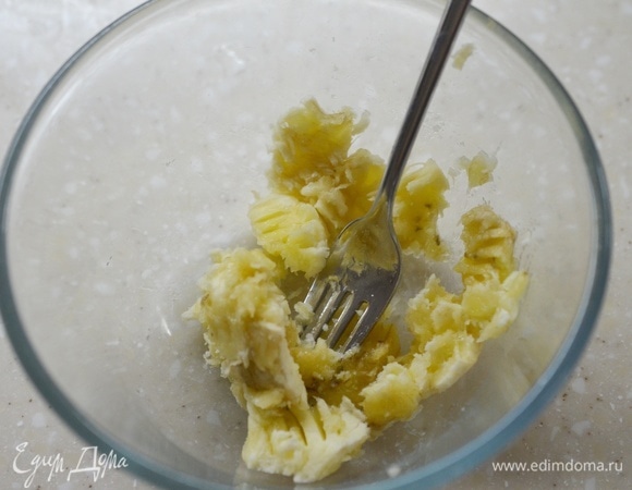 Банан понадобится очень спелый. Разомните банан вилкой. Можно, конечно, и блендером воспользоваться, но мне больше нравится, когда чувствуются небольшие кусочки банана.