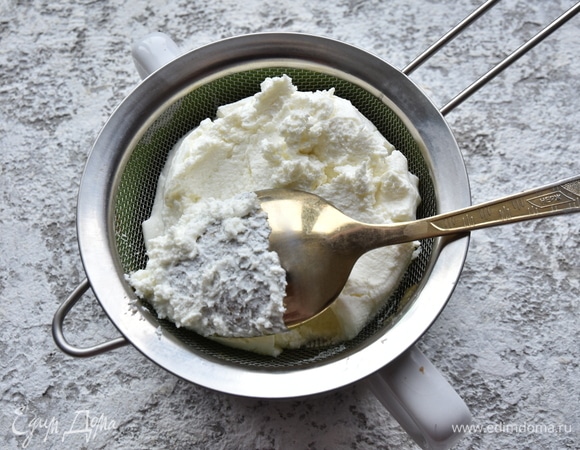 Можно использовать йогурт в его первоначальном виде. Я выкладываю йогурт в сито и оставляю на некоторое время, чтобы стекла сыворотка и для того, чтобы сделать его более густым и чтобы можно было легко намазать его на хлеб.