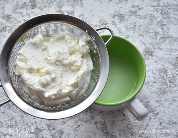 После того как лишняя влага стечет, масса станет похожа по консистенции на творожный сыр с приятной кислинкой. Добавляю к йогурту измельченный зубчик чеснока, солю и перемешиваю.