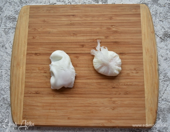 Яйцо пашот можно приготовить разными способами. Один из них подробно описан в рецепте: https://www.edimdoma.ru/retsepty/147508-zavtrak-ot-dzheymi-olivera.