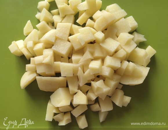 Сварить бульон, можно использовать любое мясо на ваш вкус. В бульон обязательно добавить луковицу и морковь, после готовый бульон процедить, лук и морковь выбросить. Вернуть бульон на плиту, довести до кипения, картофель нарезать любым удобным способом, я нарезала кубиком. Отправить вариться в бульон.