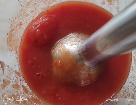 Томаты в собственном соку хорошо пробить блендером до однородности.