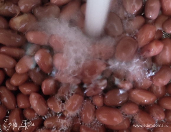 Фасоль для супа я использую готовую — консервированную. Перед закладкой в суп фасоль хорошо промываю под проточной водой.